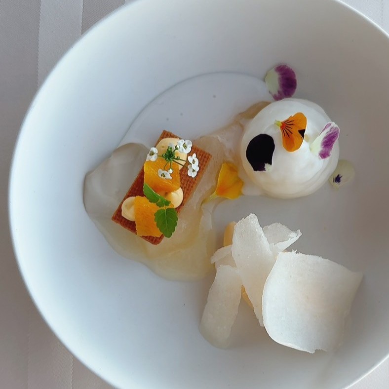 【世界大会出場パティシエが贈る今月のデザート】