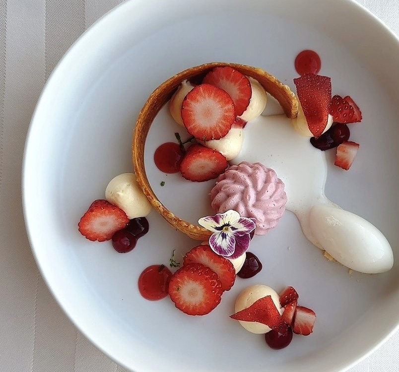 【世界大会出場パティシエが贈る今月のデザート】